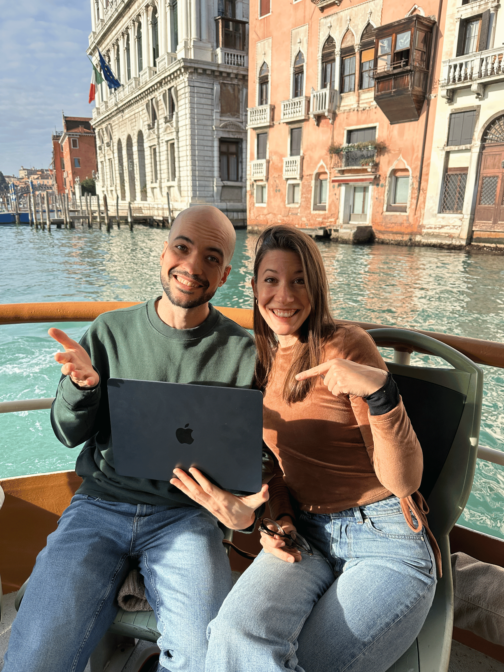 Silvia y Diego con laptop