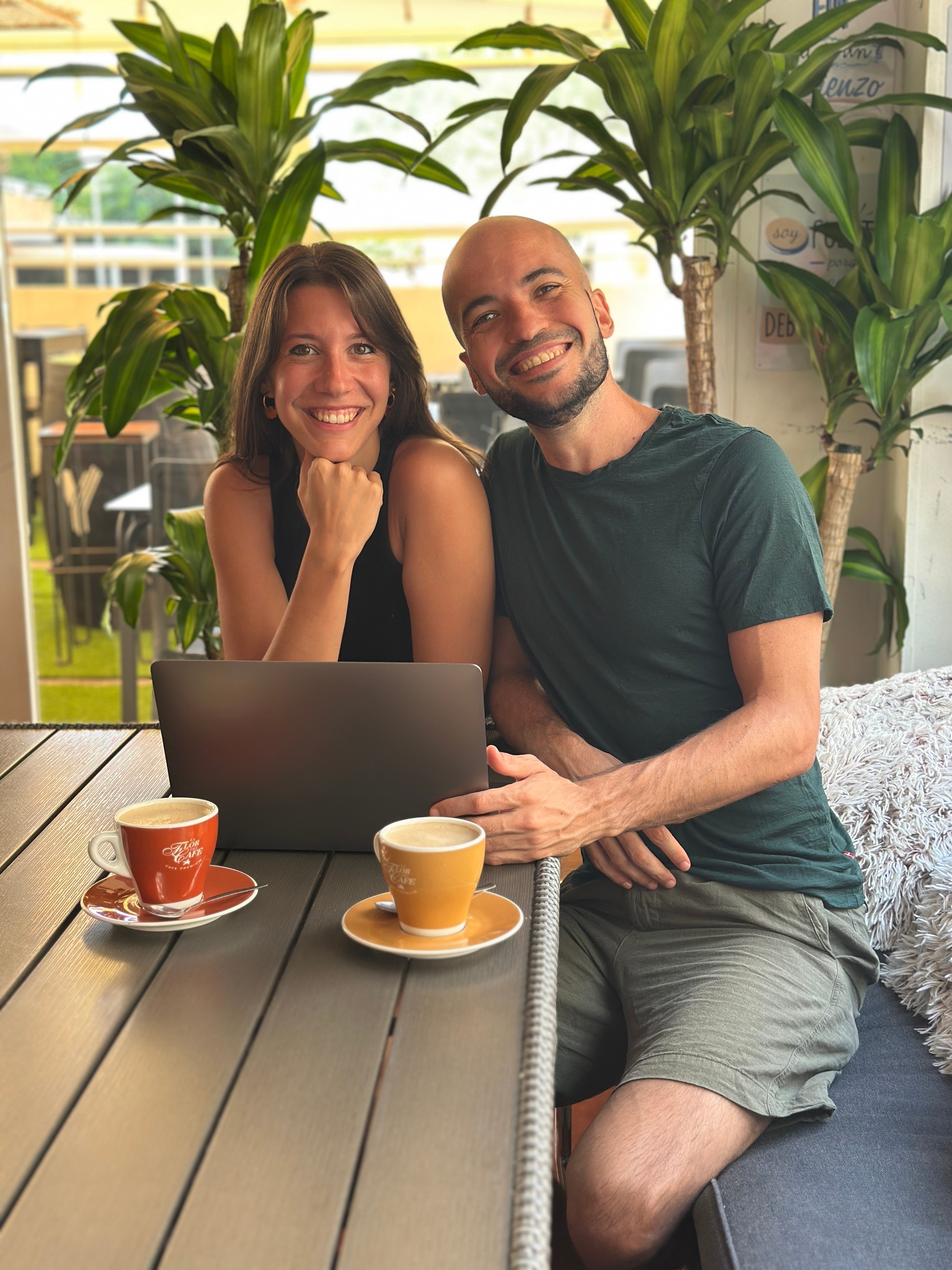 Silvia y Diego con laptop