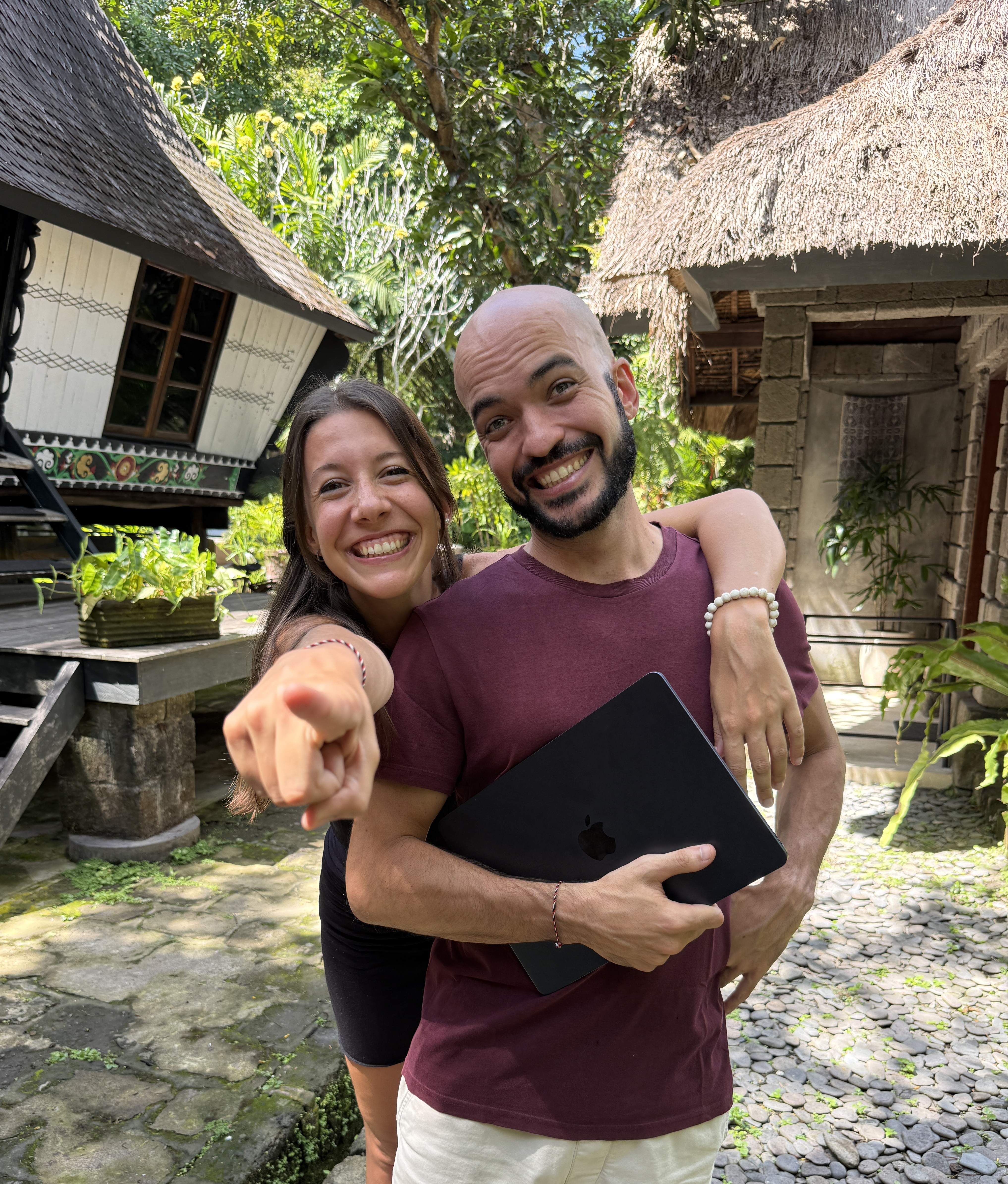 Silvia y Diego con laptop