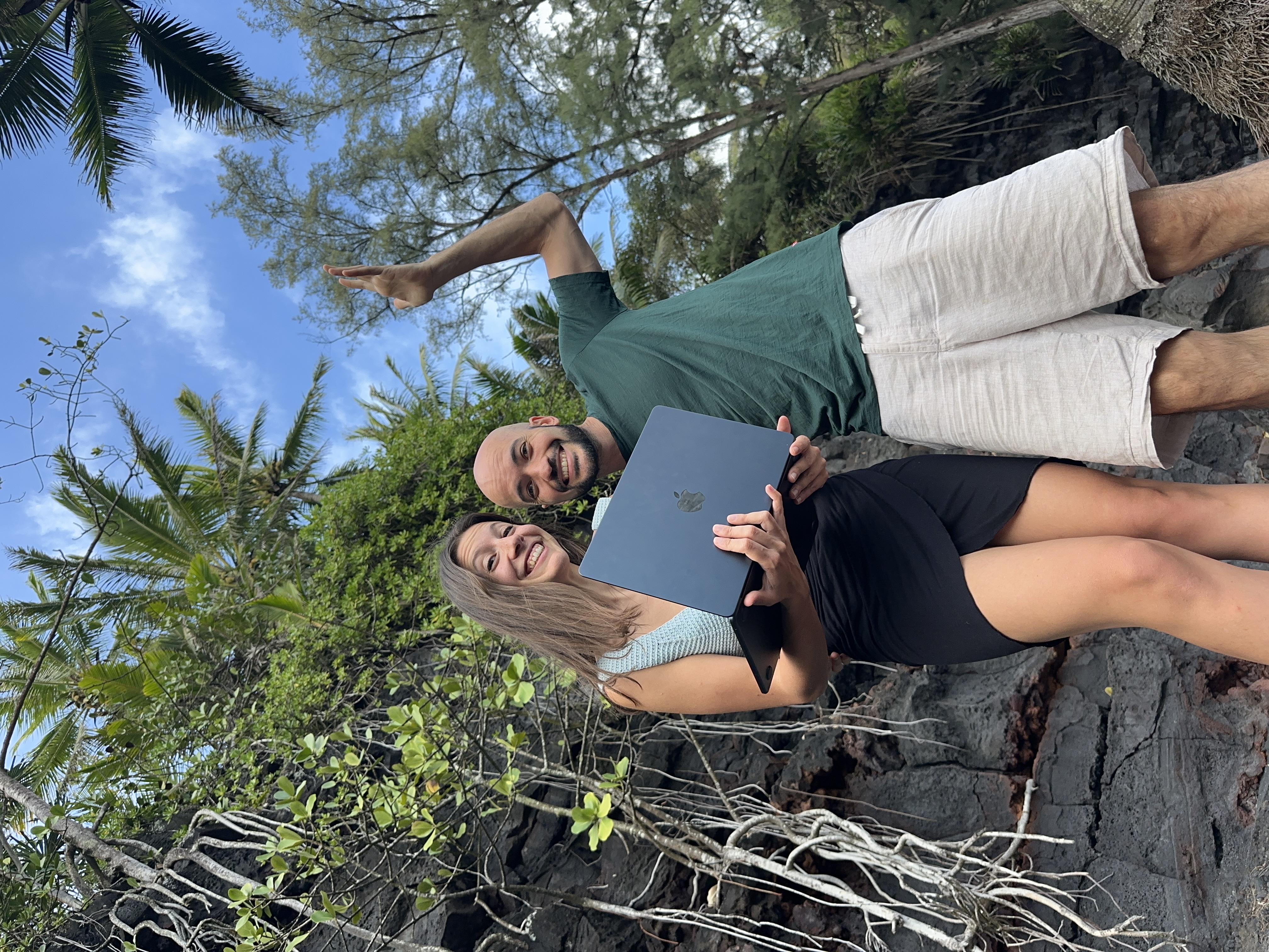 Silvia y Diego Hawai con laptop