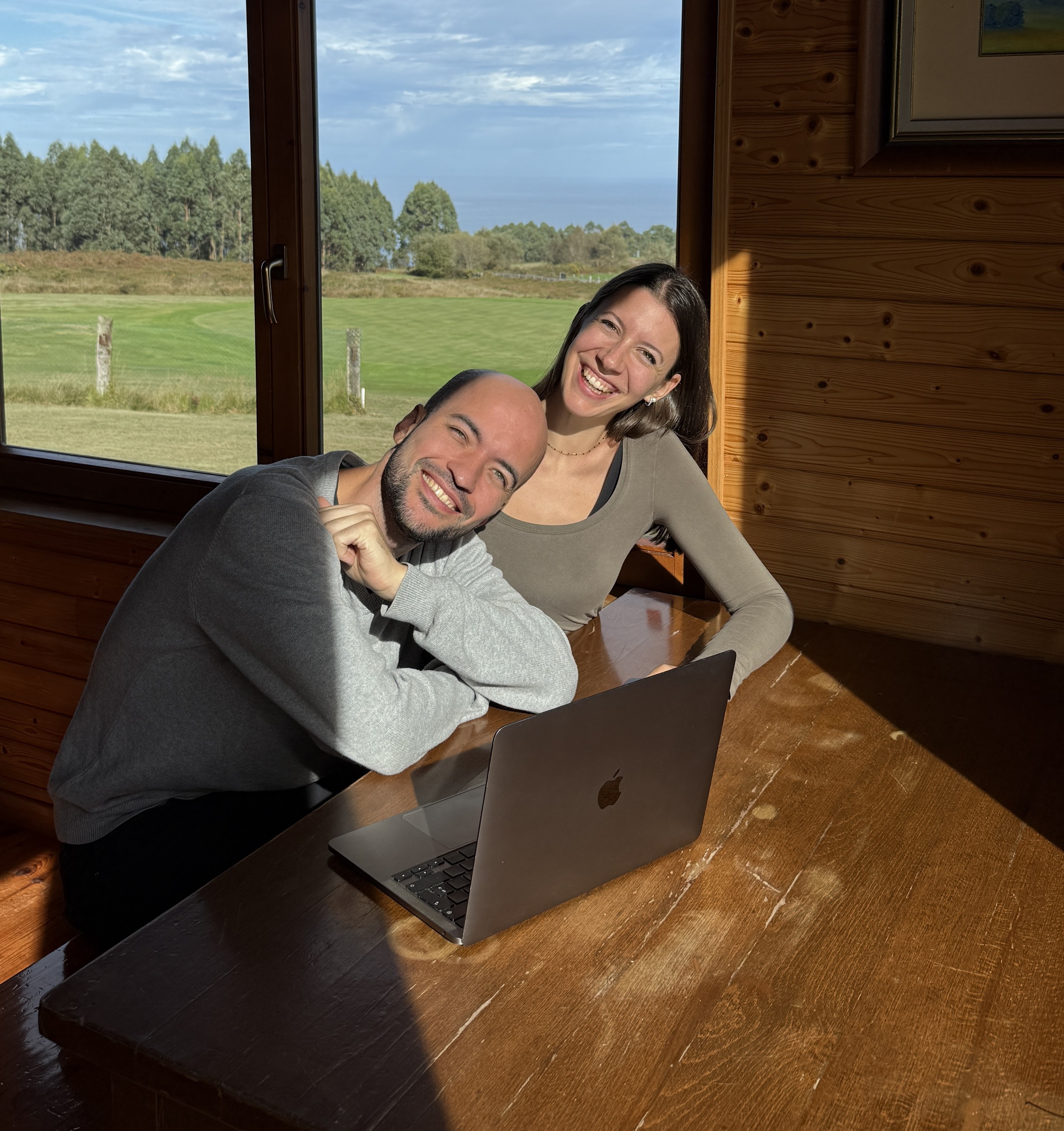 Silvia y Diego con laptop