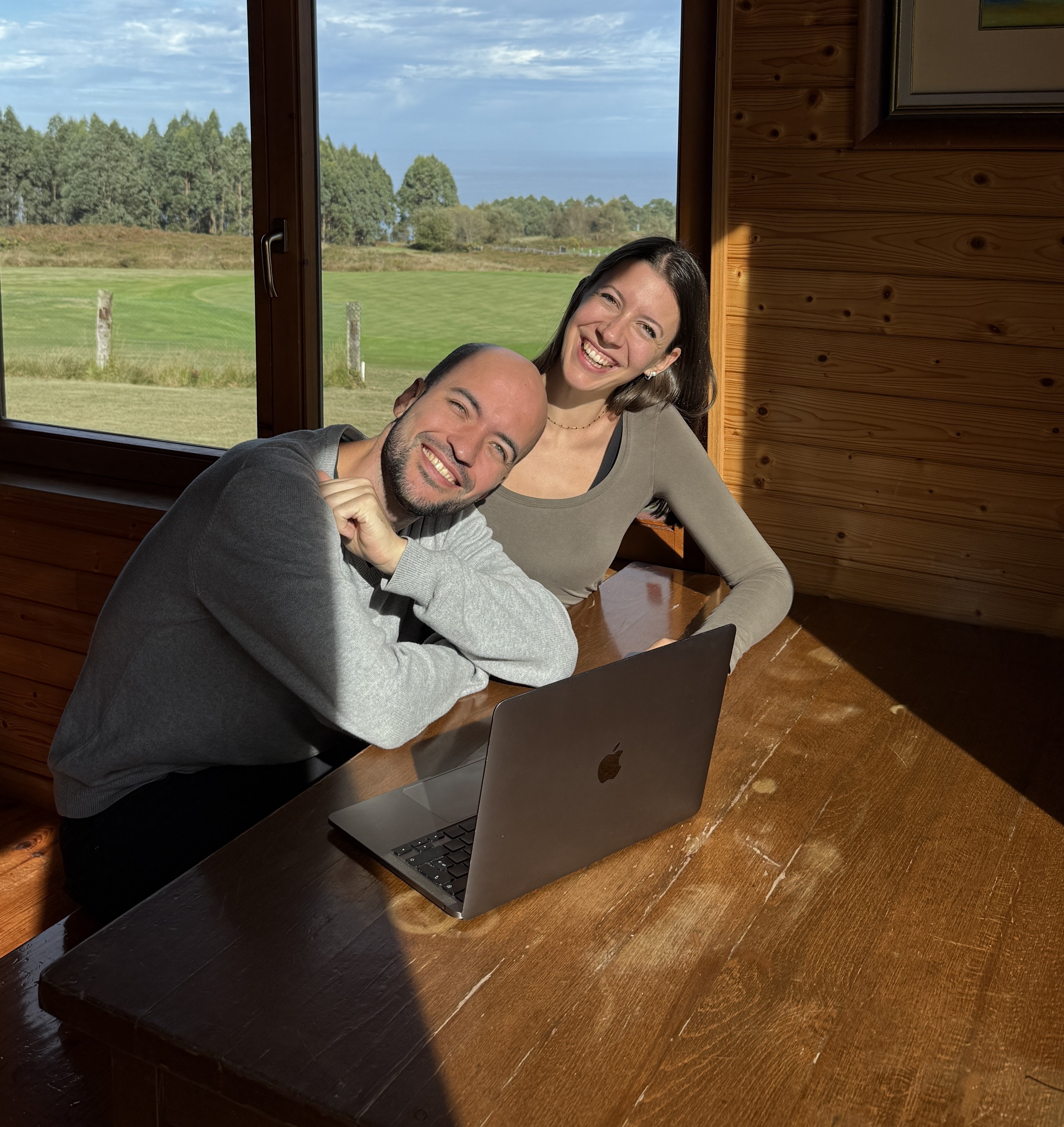 Silvia y Diego con laptop