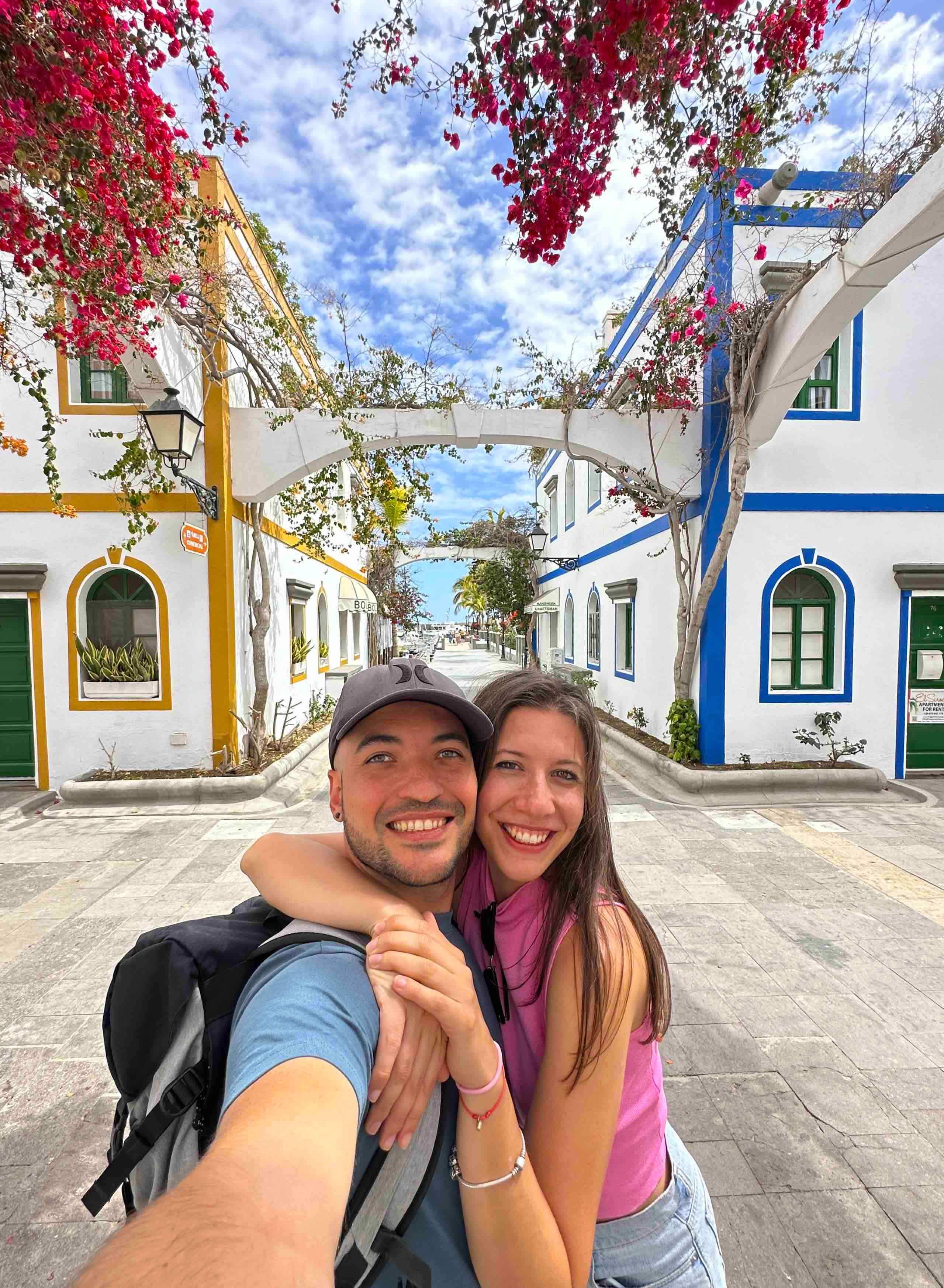 Silvia y Diego en (ciudad) con el mediterráneo de fondo