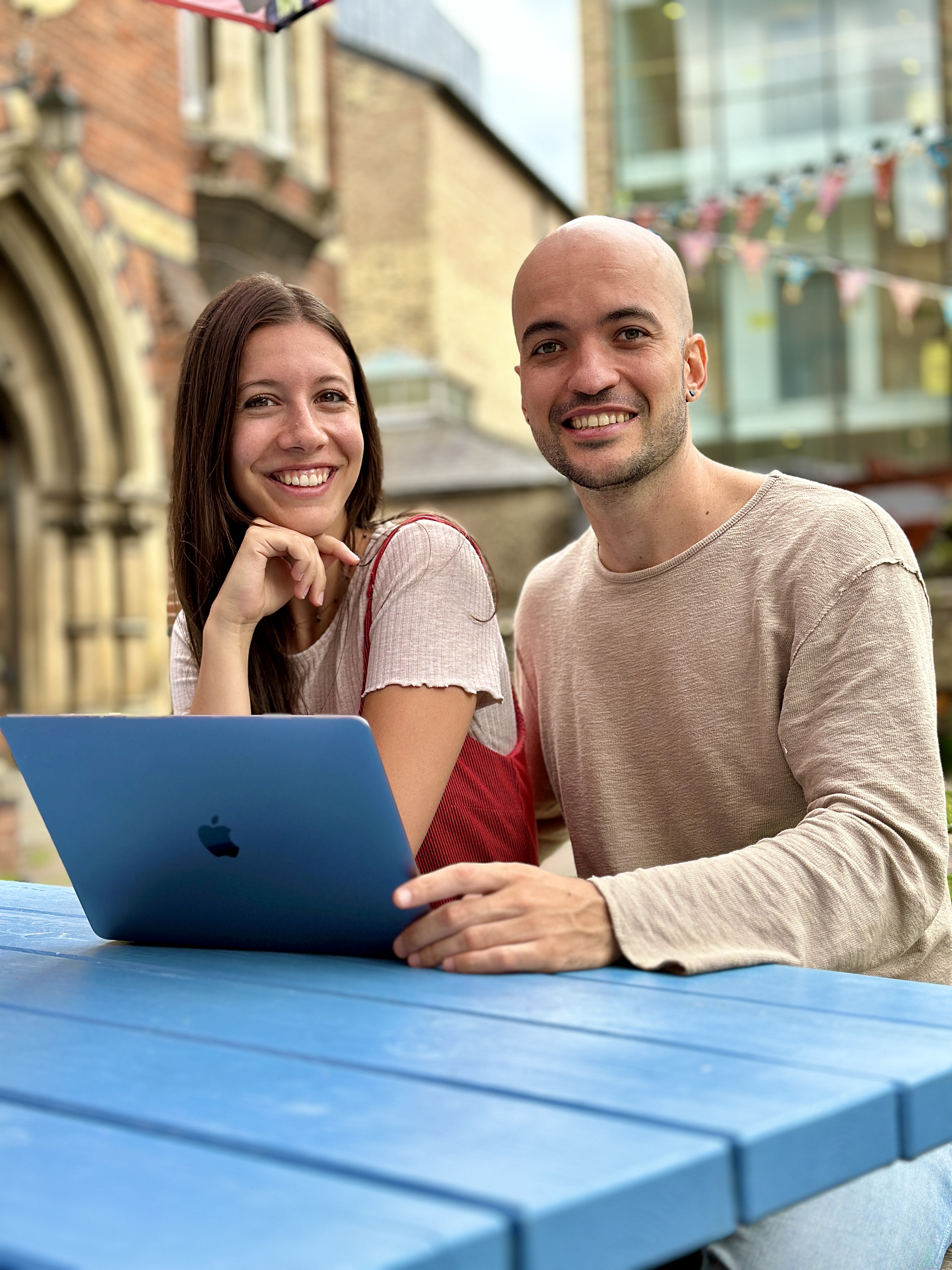 Silvia y diego trabajando