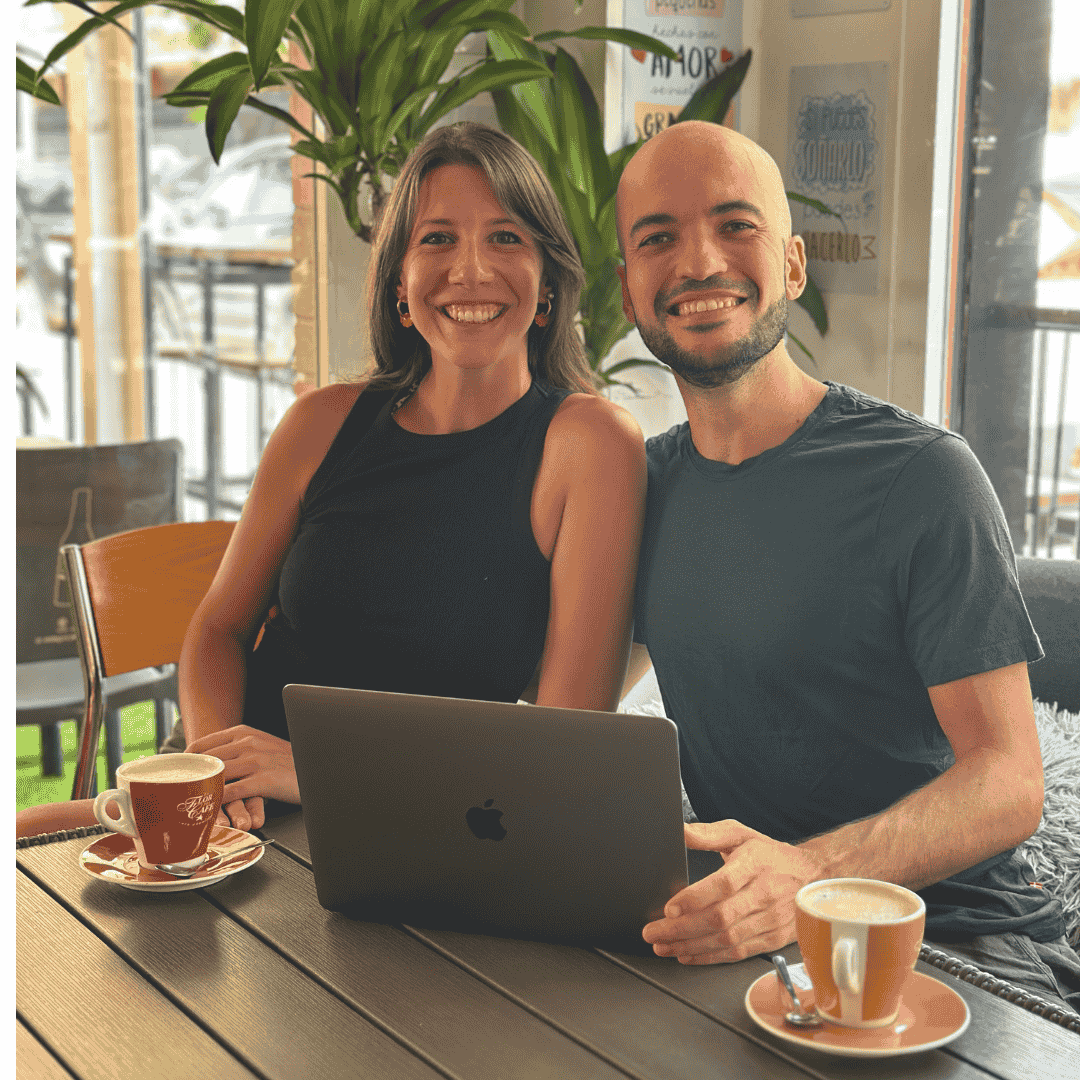 Silvia e Diego trabajando desde una playa