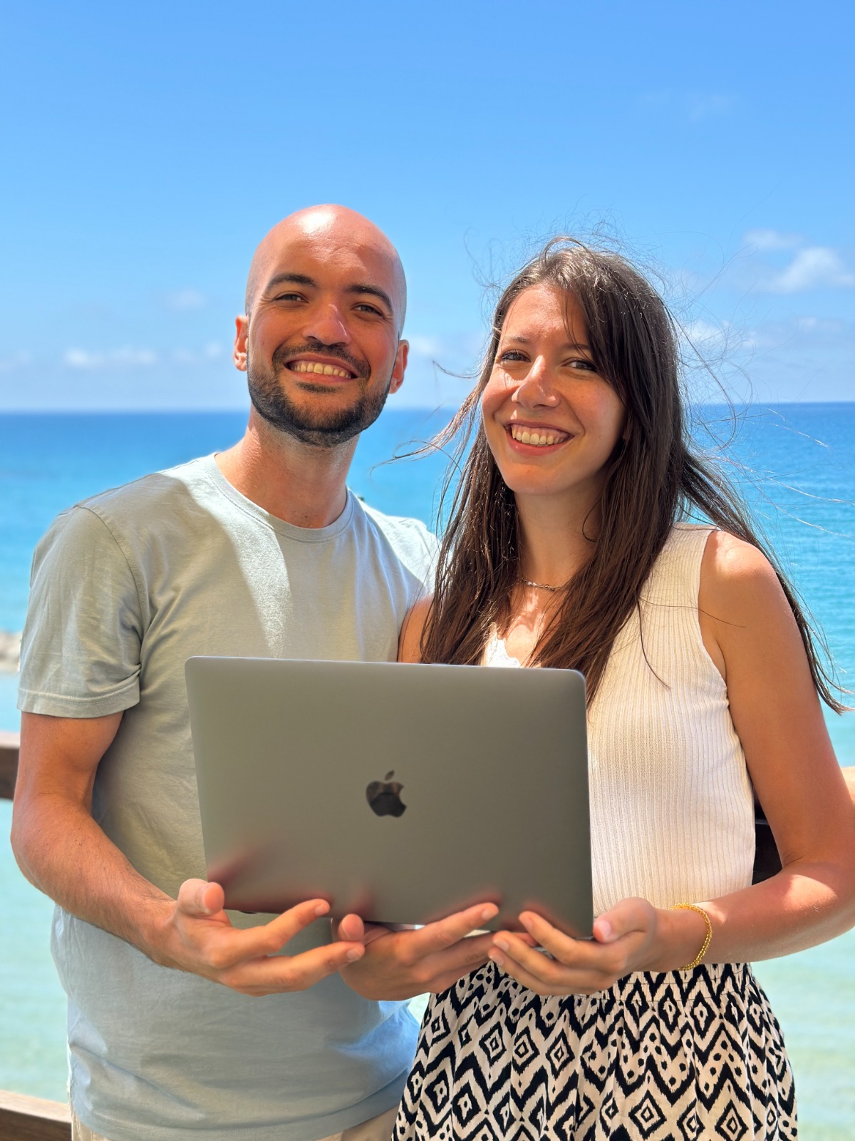 Diego y Silvia con laptop