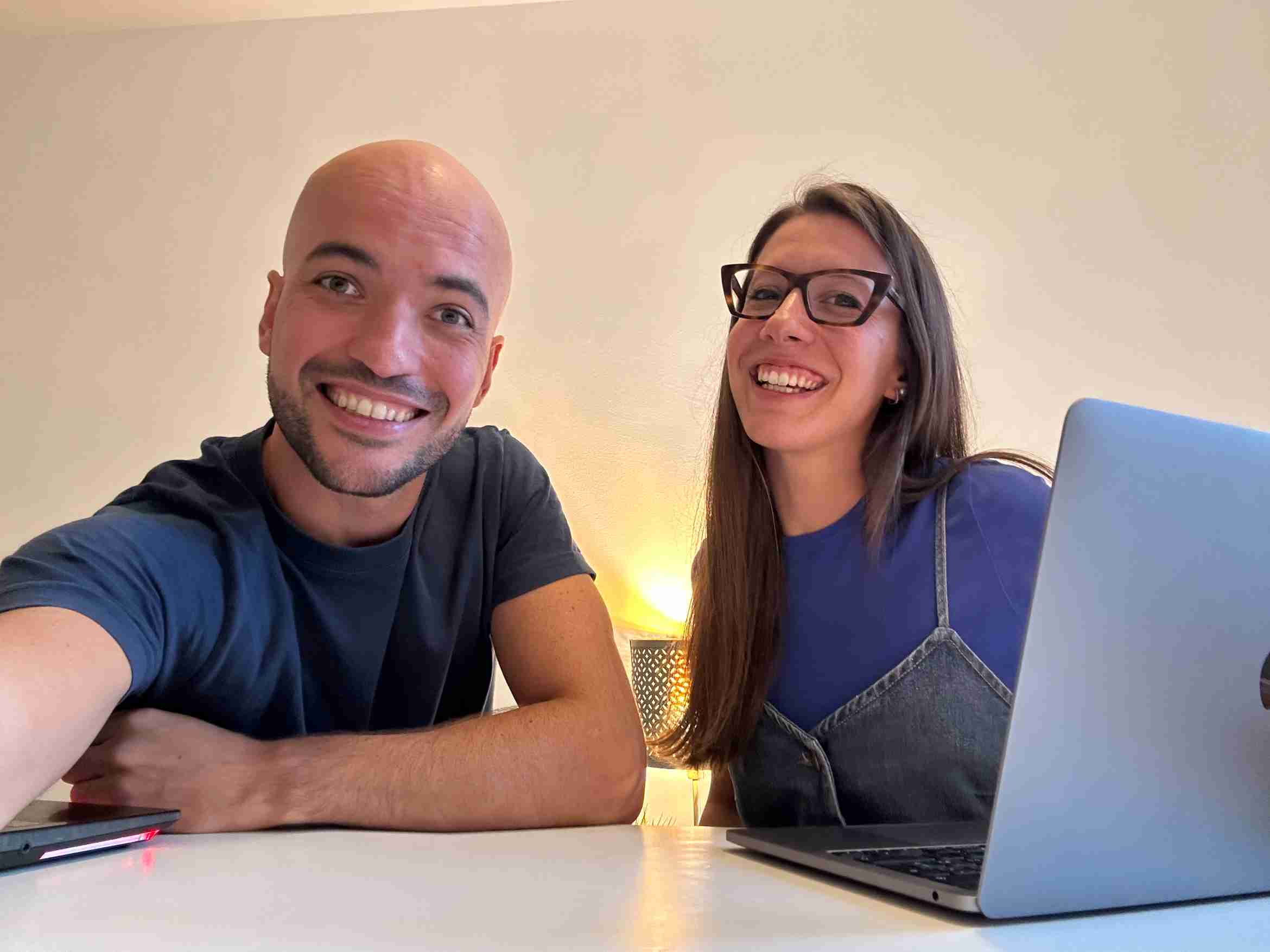 Silvia y Diego con laptop