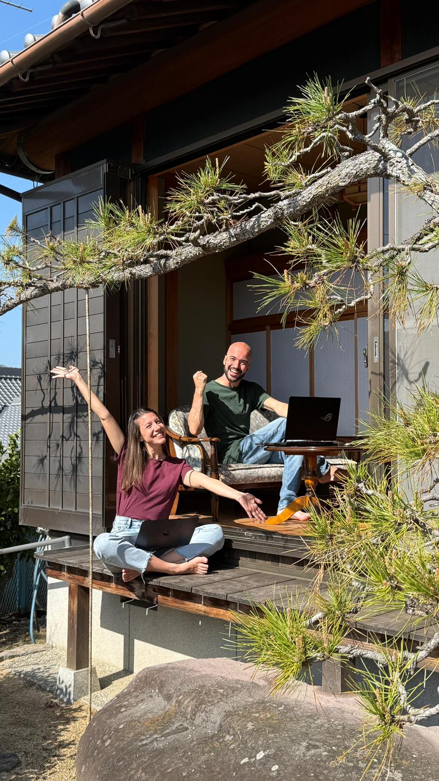Silvia e Diego trabajando desde una playa