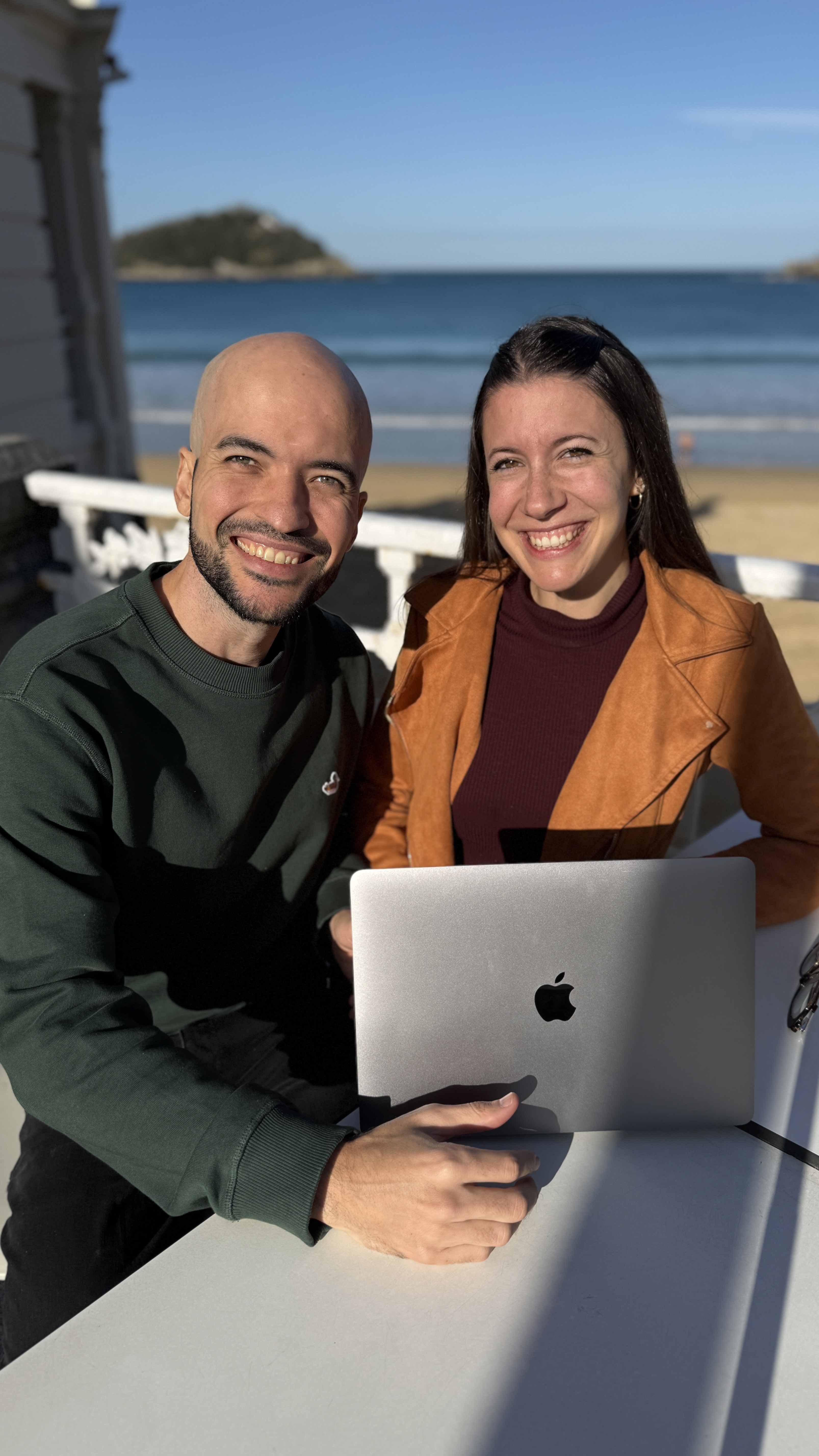 Silvia y Diego con laptop