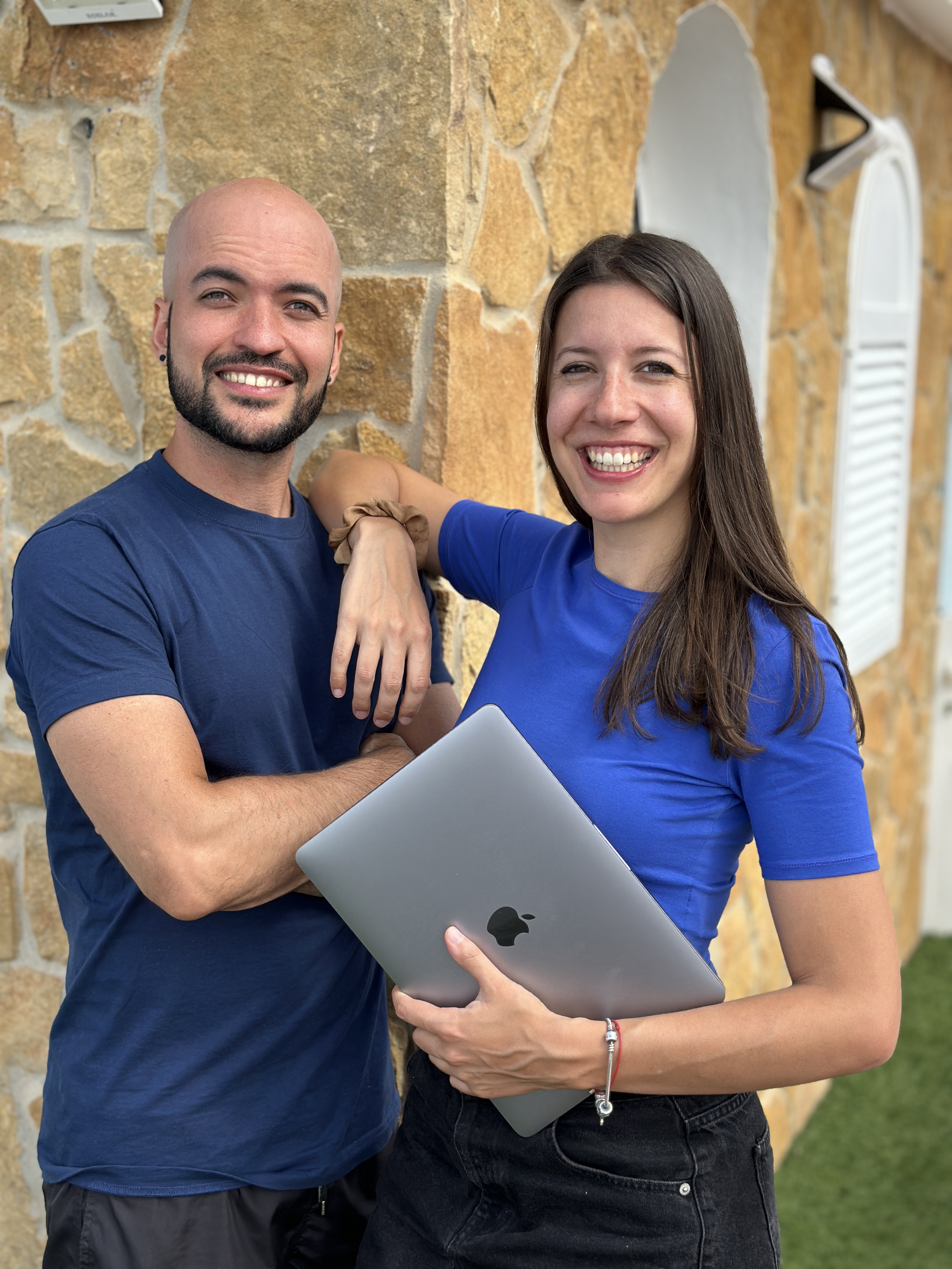 Silvia y Diego con laptop