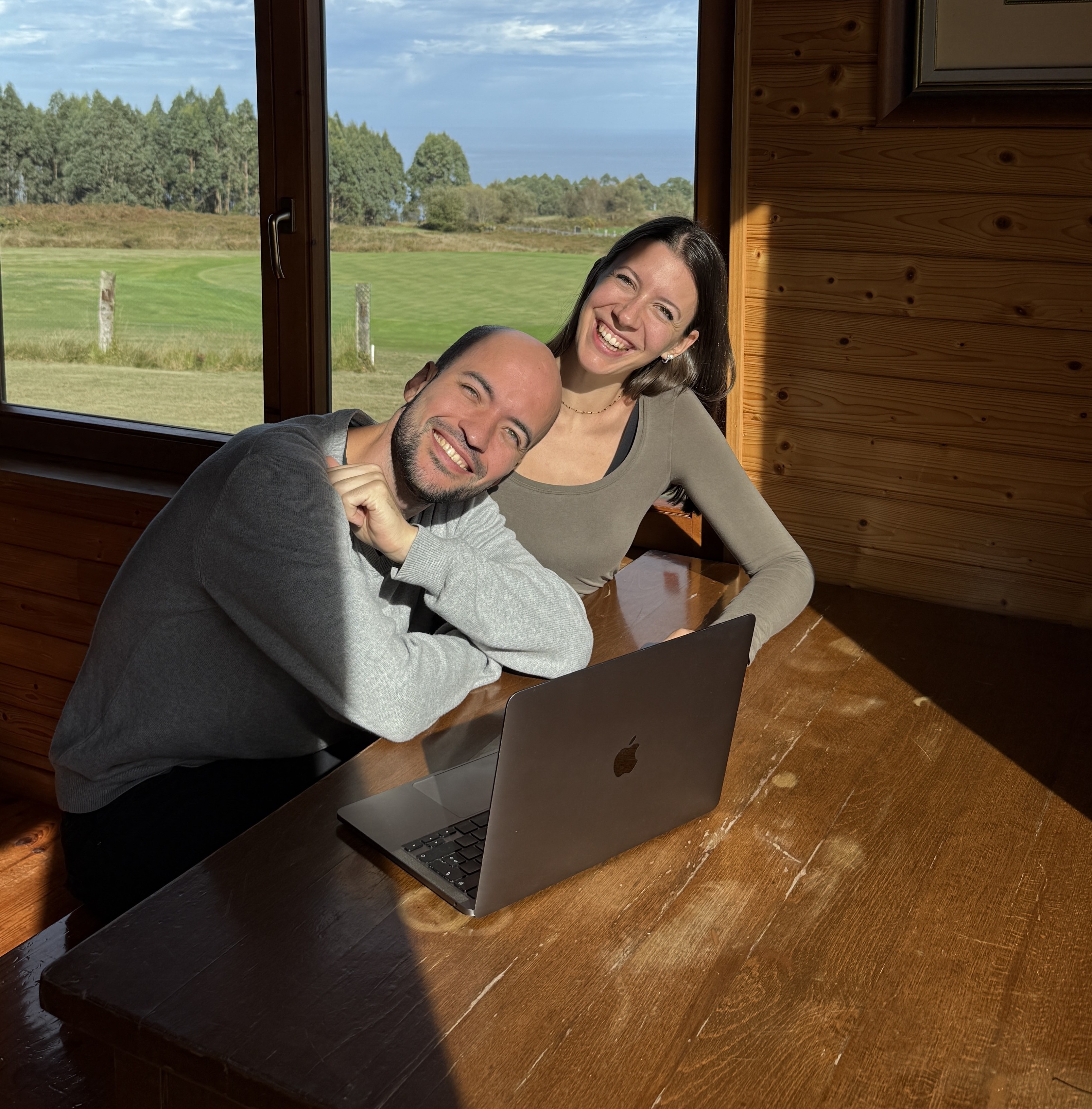 Silvia y Diego con  su laptop