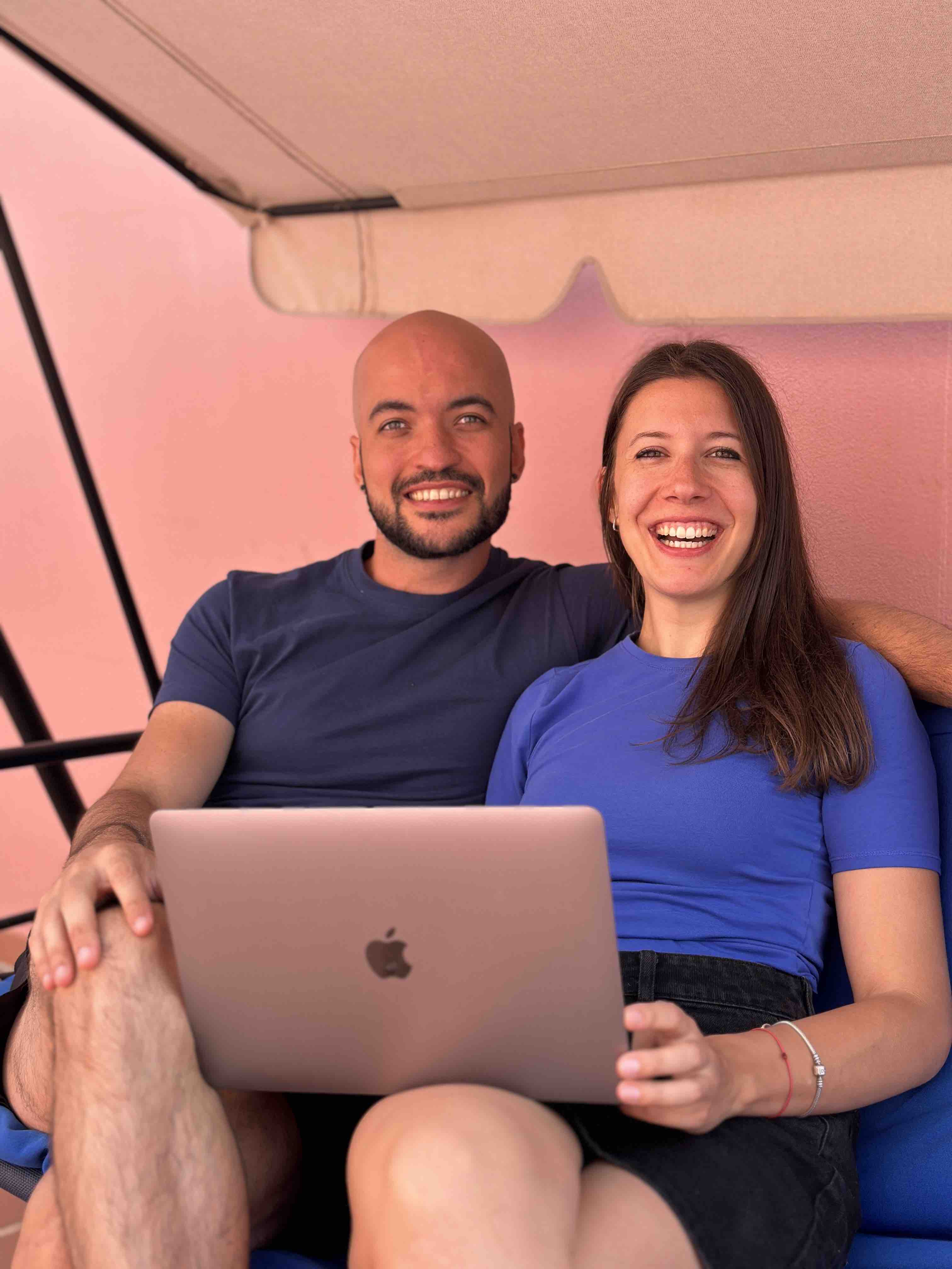 Silvia y Diego con laptop